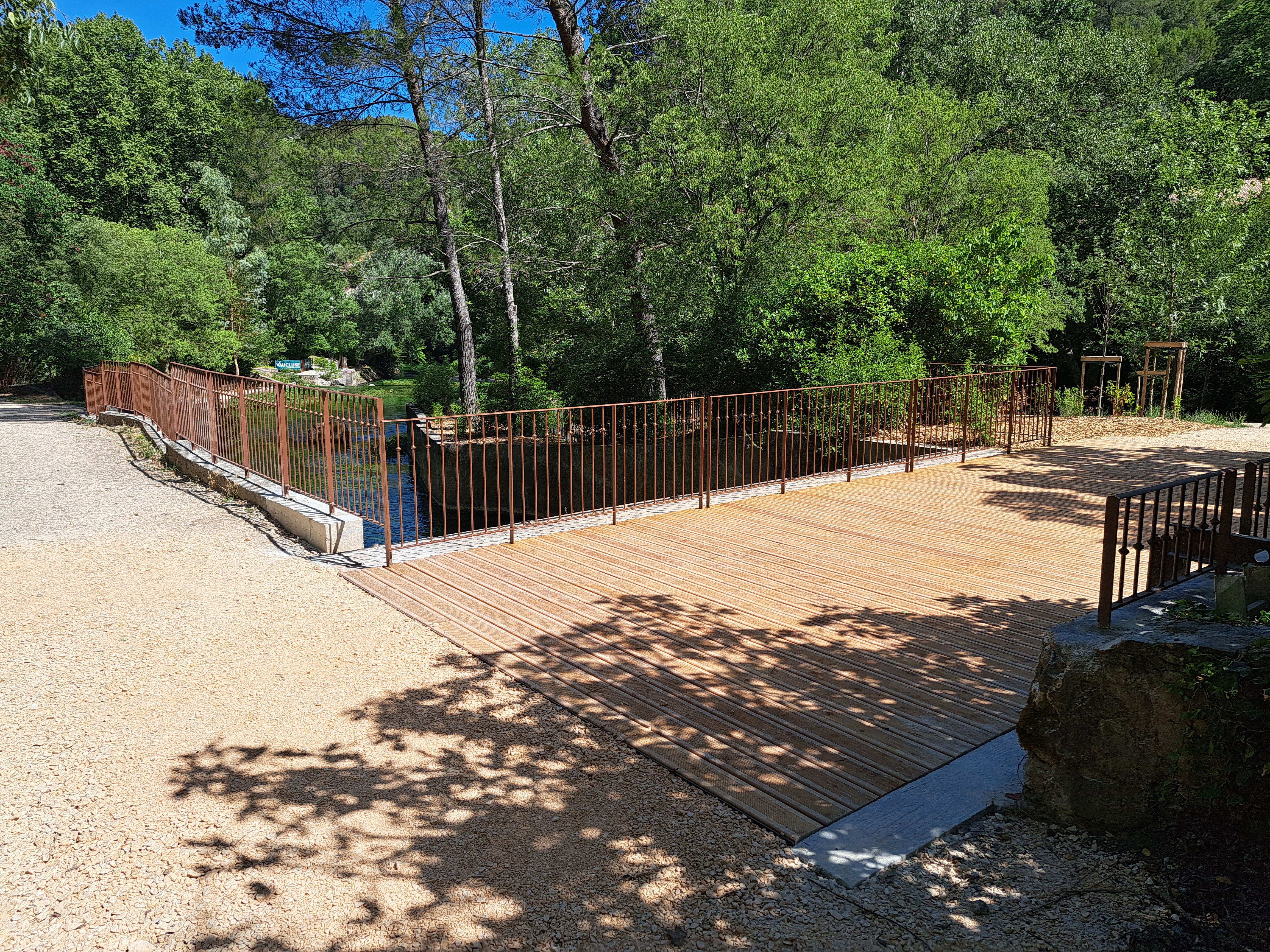 Le jardin Pétrarque retrouve un accès apaisé au bord de la Sorgue